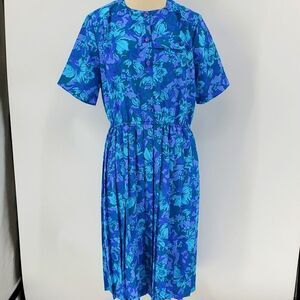 Orvis vintage house dress, short sleeves blues.. Great little housedress. Matu…